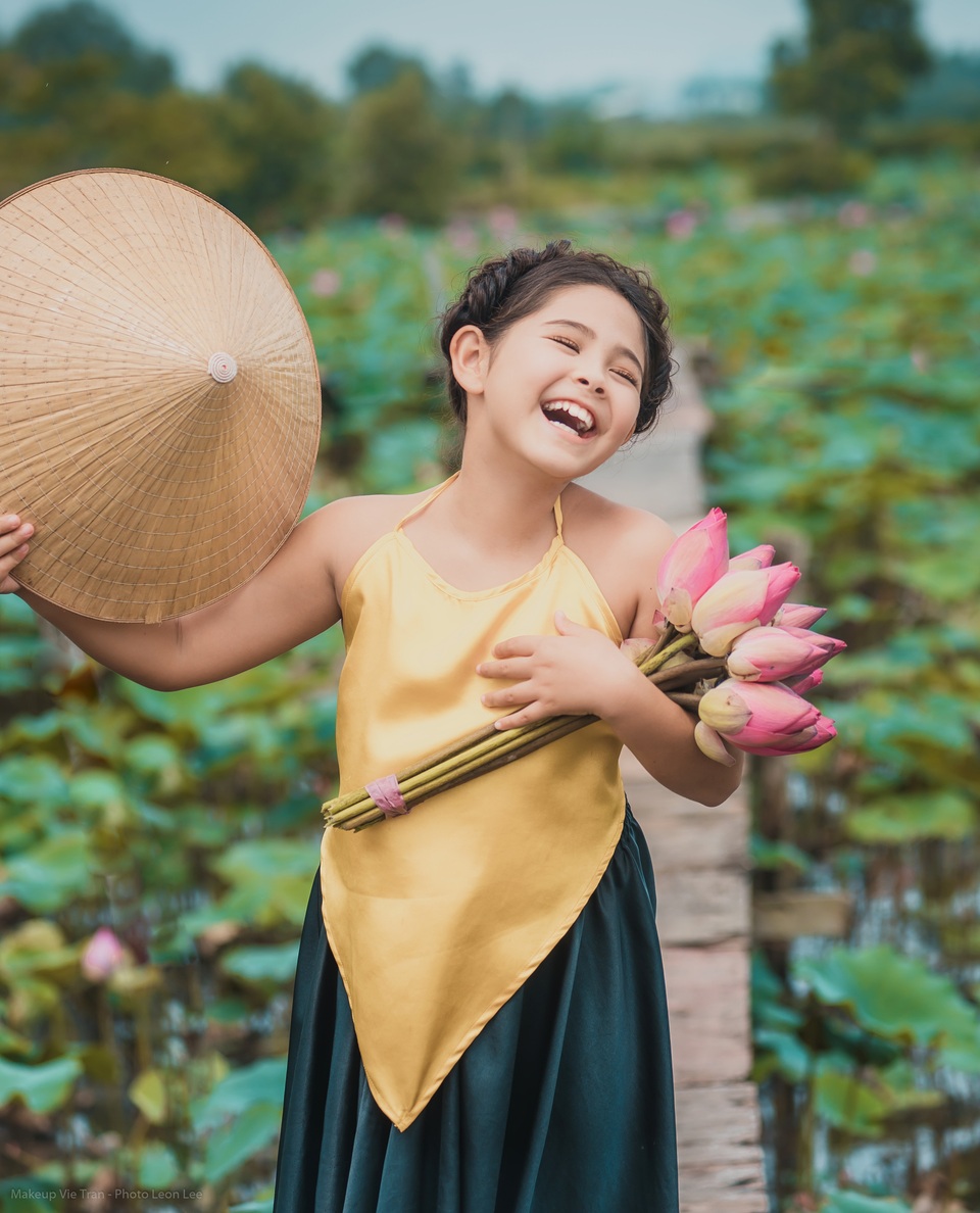 Bông hồng lai Pháp - Việt đốn tim người xem với bộ ảnh bên sen - 8 Bông hồng lai Pháp - Việt đốn tim người xem với bộ ảnh bên sen - 8