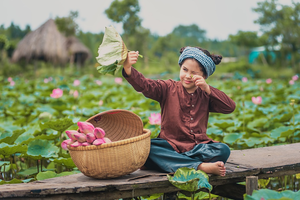 Bông hồng lai Pháp - Việt đốn tim người xem với bộ ảnh bên sen - 13 Bông hồng lai Pháp - Việt đốn tim người xem với bộ ảnh bên sen - 13