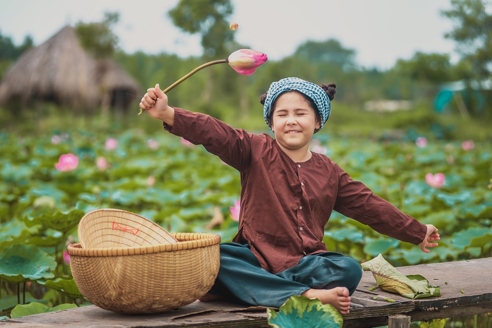 Bông hồng lai Pháp - Việt đốn tim người xem với bộ ảnh bên sen - 11 Bông hồng lai Pháp - Việt đốn tim người xem với bộ ảnh bên sen - 11