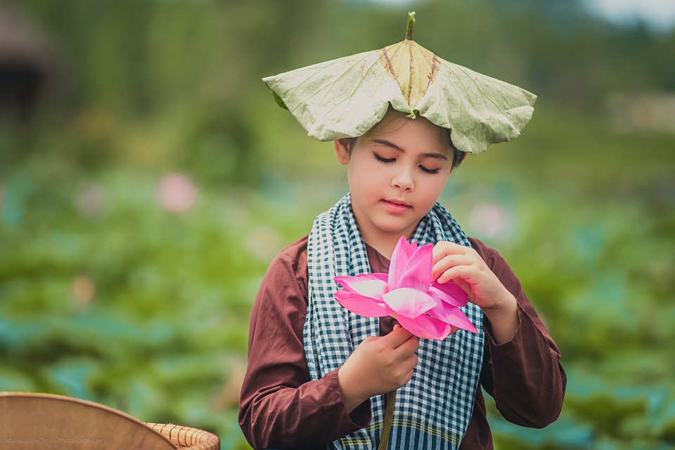 Bông hồng lai Pháp - Việt đốn tim người xem với bộ ảnh bên sen - 12 Bông hồng lai Pháp - Việt đốn tim người xem với bộ ảnh bên sen - 12