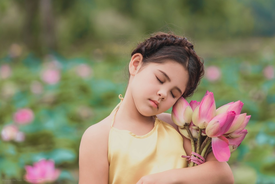 Bông hồng lai Pháp - Việt đốn tim người xem với bộ ảnh bên sen - 7 Bông hồng lai Pháp - Việt đốn tim người xem với bộ ảnh bên sen - 7