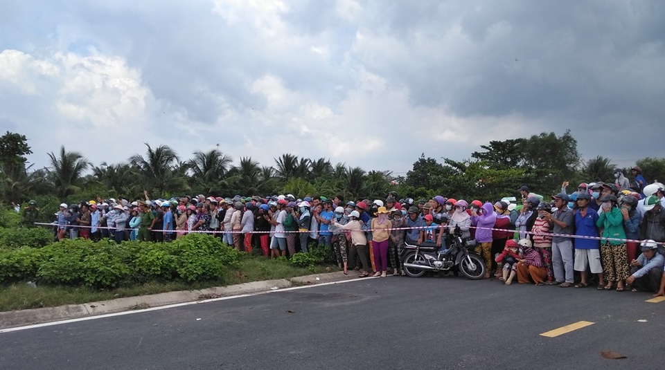 Một thai phụ và 2 thanh niên tử vong trong chiếc xe Mercedes chìm dưới rạch - 3