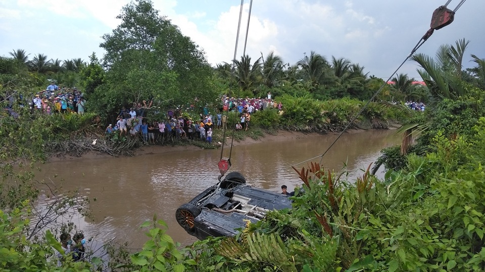 Một thai phụ và 2 thanh niên tử vong trong chiếc xe Mercedes chìm dưới rạch - 1