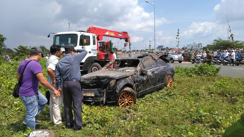 Một thai phụ và 2 thanh niên tử vong trong chiếc xe Mercedes chìm dưới rạch - 2