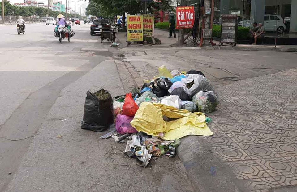 Hà Nội: Xem xét chuyển thùng rác gây ô nhiễm đi nơi khác - 4 Hà Nội: Xem xét chuyển thùng rác gây ô nhiễm đi nơi khác - 4