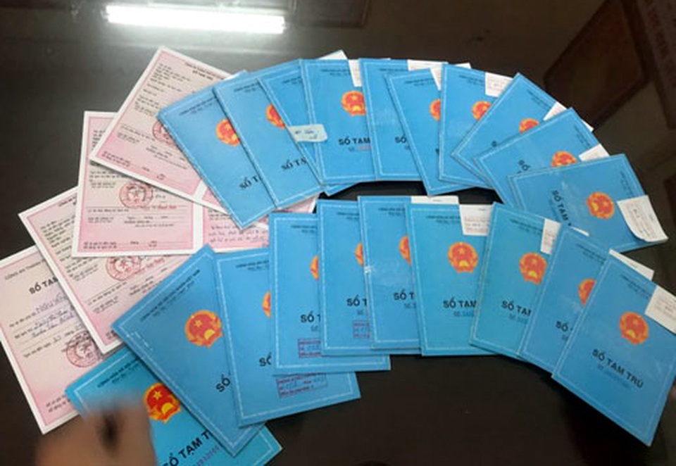 Hà Nội: Triệt phá đường dây làm giả sổ tạm trú để xin Visa - 2 Hà Nội: Triệt phá đường dây làm giả sổ tạm trú để xin Visa - 2