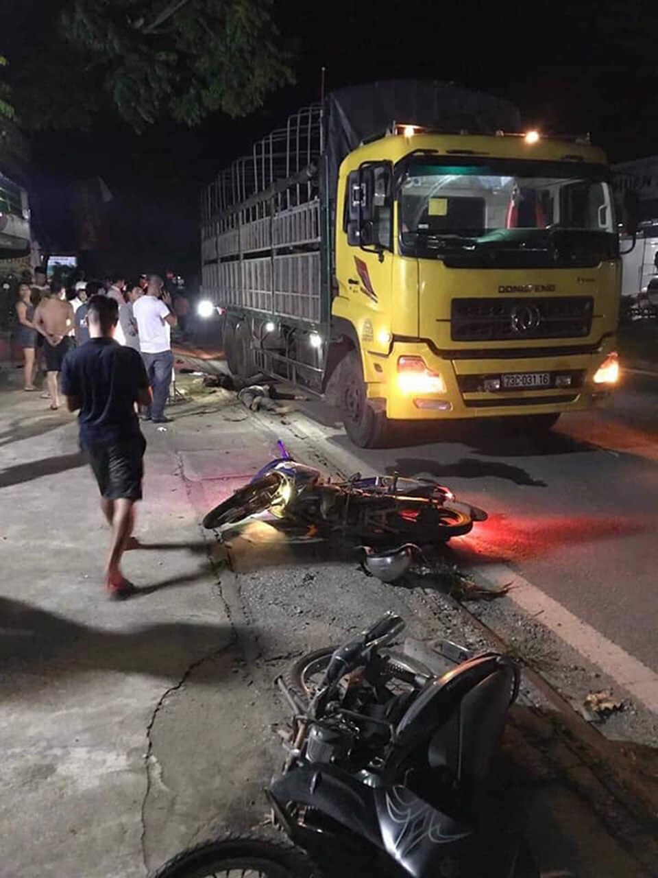 Xe máy kẹp 3 đâm xe tải dừng bên đường, 2 chú cháu tử vong - 1 Xe máy kẹp 3 đâm xe tải dừng bên đường, 2 chú cháu tử vong - 1