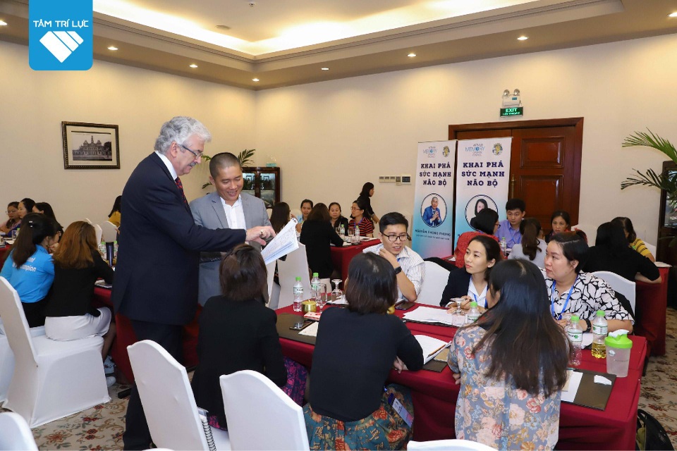 Mở rộng tư duy, nâng tầm trí tuệ người Việt cùng Dominic O’Brien, người Nghệ sĩ tài hoa của Nghệ thuật Trí nhớ - 4 Mở rộng tư duy, nâng tầm trí tuệ người Việt cùng Dominic O’Brien, người Nghệ sĩ tài hoa của Nghệ thuật Trí nhớ - 4