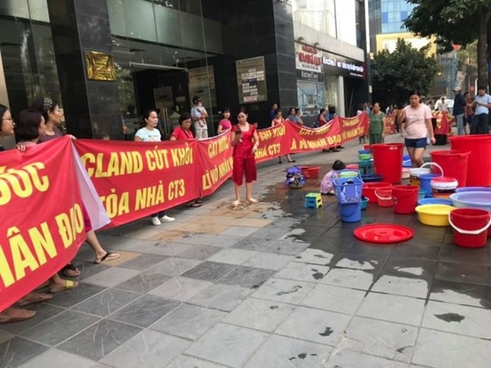 Bi hài chuyện nước chung cư: Đen kịt như nước cống, bất ngờ cắt vì “thái độ” - 3 Bi hài chuyện nước chung cư: Đen kịt như nước cống, bất ngờ cắt vì “thái độ” - 3