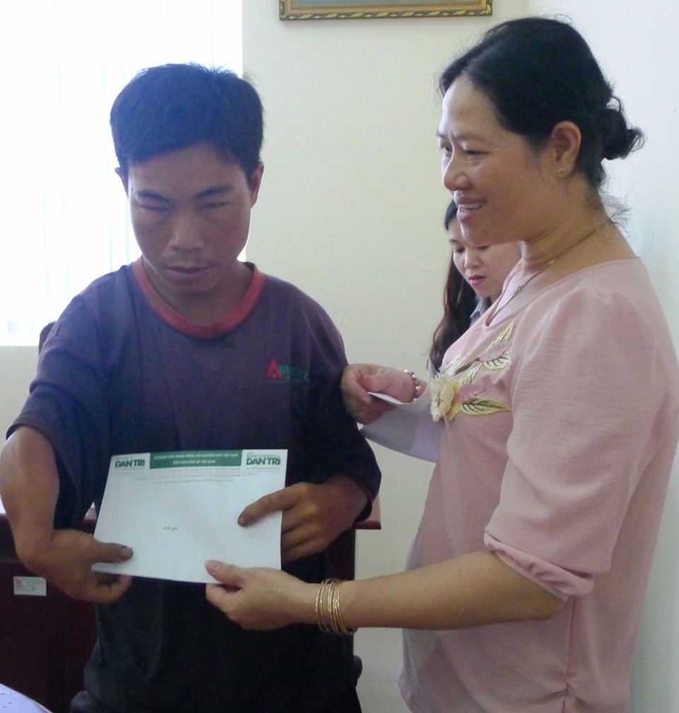 Bạn đọc Dân trí giúp đỡ 14 hộ dân bị thiệt hại do lũ lụt ở Phú Quốc - 3 Bạn đọc Dân trí giúp đỡ 14 hộ dân bị thiệt hại do lũ lụt ở Phú Quốc - 3