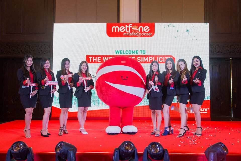 Tái định vị thương hiệu, Viettel Cambodia nhận giải thưởng “Chiến dịch marketing của năm” - 2 Tái định vị thương hiệu, Viettel Cambodia nhận giải thưởng “Chiến dịch marketing của năm” - 2