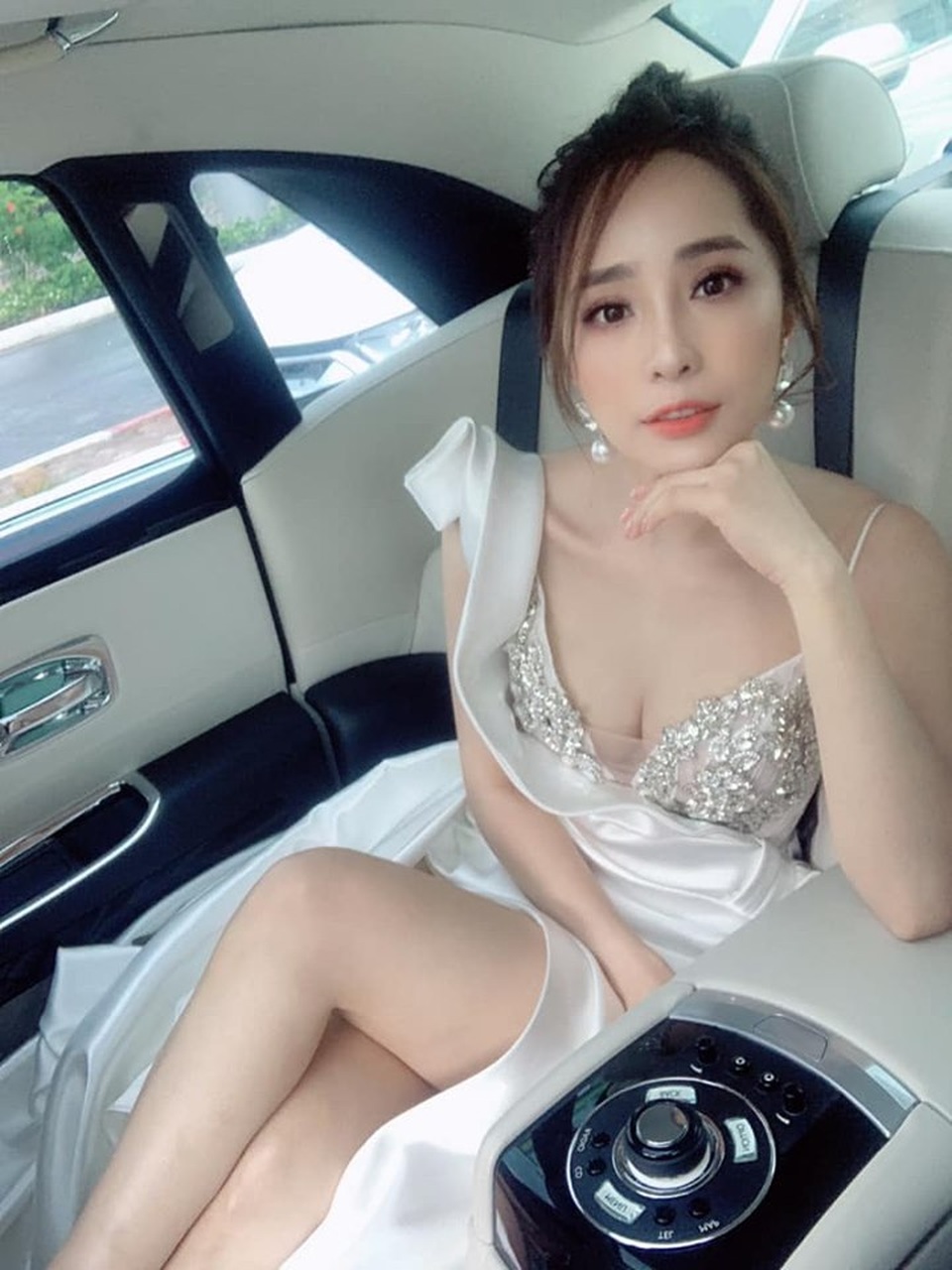 Quỳnh Nga: “Đừng “ngu dại” vì một người đàn ông có nhiều phụ nữ khác đang “ngu” cùng mình” - 4 Quỳnh Nga: “Đừng “ngu dại” vì một người đàn ông có nhiều phụ nữ khác đang “ngu” cùng mình” - 4