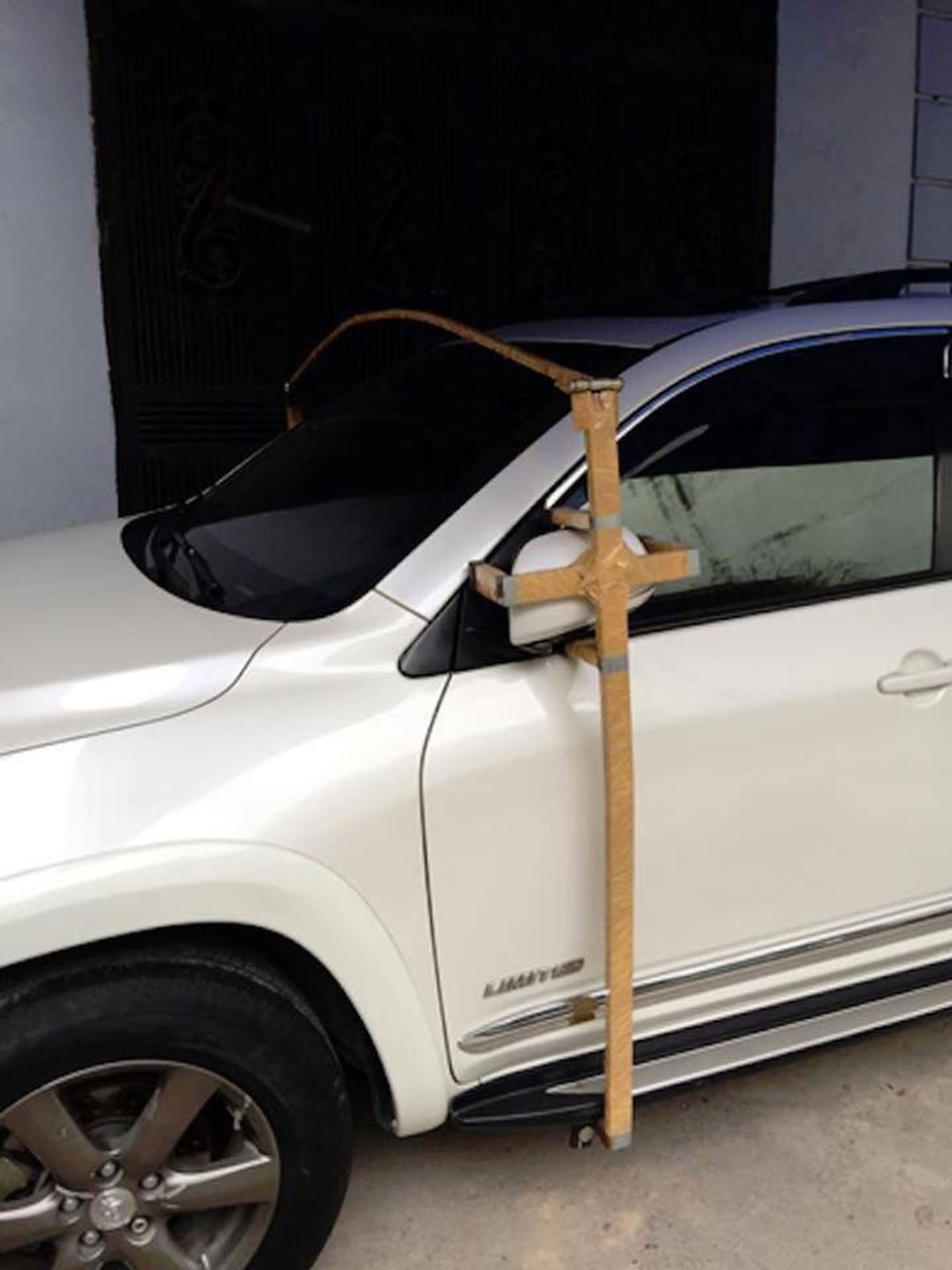 Nạn gương tặc bùng nổ: Khó nhịn cười với các kiểu khóa phòng vệ - 3 Nạn gương tặc bùng nổ: Khó nhịn cười với các kiểu khóa phòng vệ - 3