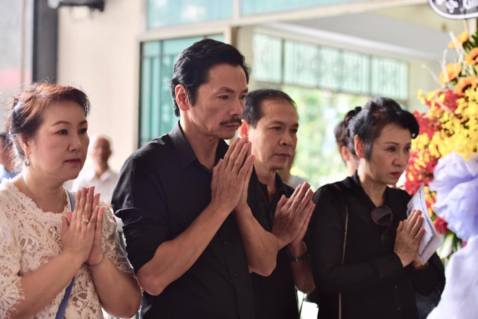 NSND Lan Hương khóc ngằn ngặt, ôm chặt vợ NSND Thế Anh trong tang lễ - 9 NSND Lan Hương khóc ngằn ngặt, ôm chặt vợ NSND Thế Anh trong tang lễ - 9