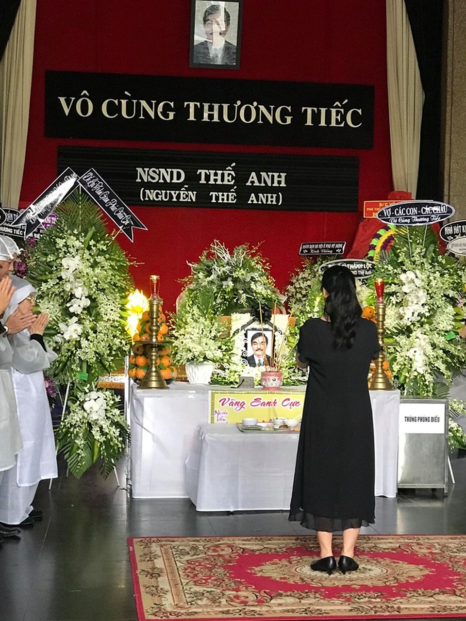 NSND Lan Hương khóc ngằn ngặt, ôm chặt vợ NSND Thế Anh trong tang lễ - 3 NSND Lan Hương khóc ngằn ngặt, ôm chặt vợ NSND Thế Anh trong tang lễ - 3