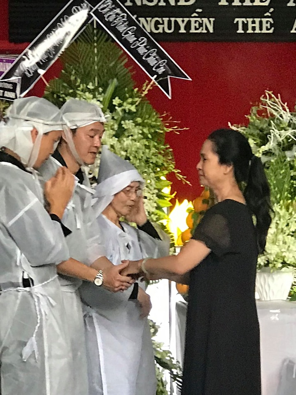 NSND Lan Hương khóc ngằn ngặt, ôm chặt vợ NSND Thế Anh trong tang lễ - 4 NSND Lan Hương khóc ngằn ngặt, ôm chặt vợ NSND Thế Anh trong tang lễ - 4