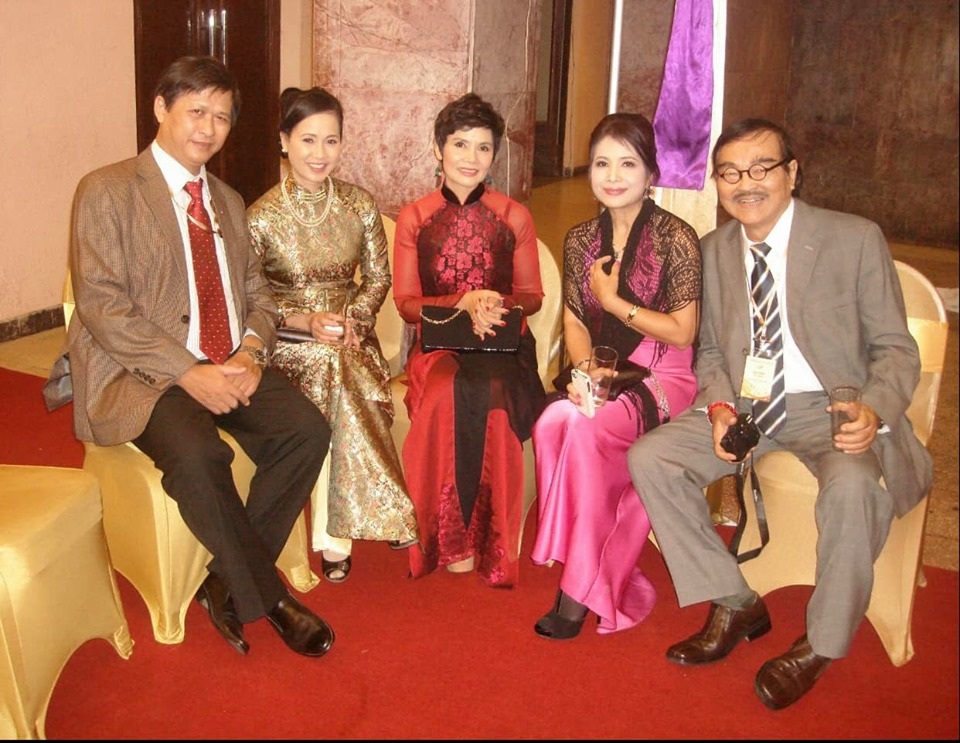 NSND Lan Hương khóc ngằn ngặt, ôm chặt vợ NSND Thế Anh trong tang lễ - 1 NSND Lan Hương khóc ngằn ngặt, ôm chặt vợ NSND Thế Anh trong tang lễ - 1