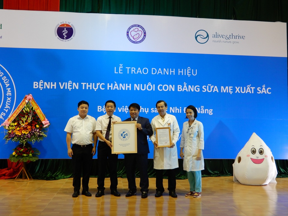 Giảm 50% tỷ lệ trẻ sơ sinh phải dùng kháng sinh nhờ chăm sóc da kề da, bú mẹ hoàn toàn - 1 Giảm 50% tỷ lệ trẻ sơ sinh phải dùng kháng sinh nhờ chăm sóc da kề da, bú mẹ hoàn toàn - 1