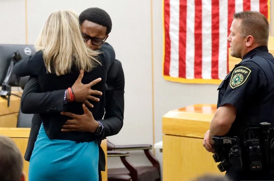 Khoảnh khắc ngoài kịch bản trong phiên xử nữ cảnh sát Mỹ bắn chết hàng xóm - 1 Khoảnh khắc ngoài kịch bản trong phiên xử nữ cảnh sát Mỹ bắn chết hàng xóm - 1