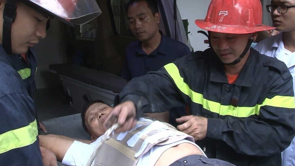 Nhân viên tẩm quất ngã từ tầng 3, mắc kẹt giữa 2 vách tường hẹp - 2 Nhân viên tẩm quất ngã từ tầng 3, mắc kẹt giữa 2 vách tường hẹp - 2