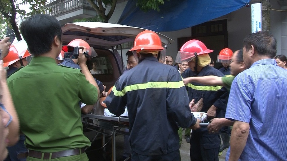 Nhân viên tẩm quất ngã từ tầng 3, mắc kẹt giữa 2 vách tường hẹp - 4 Nhân viên tẩm quất ngã từ tầng 3, mắc kẹt giữa 2 vách tường hẹp - 4