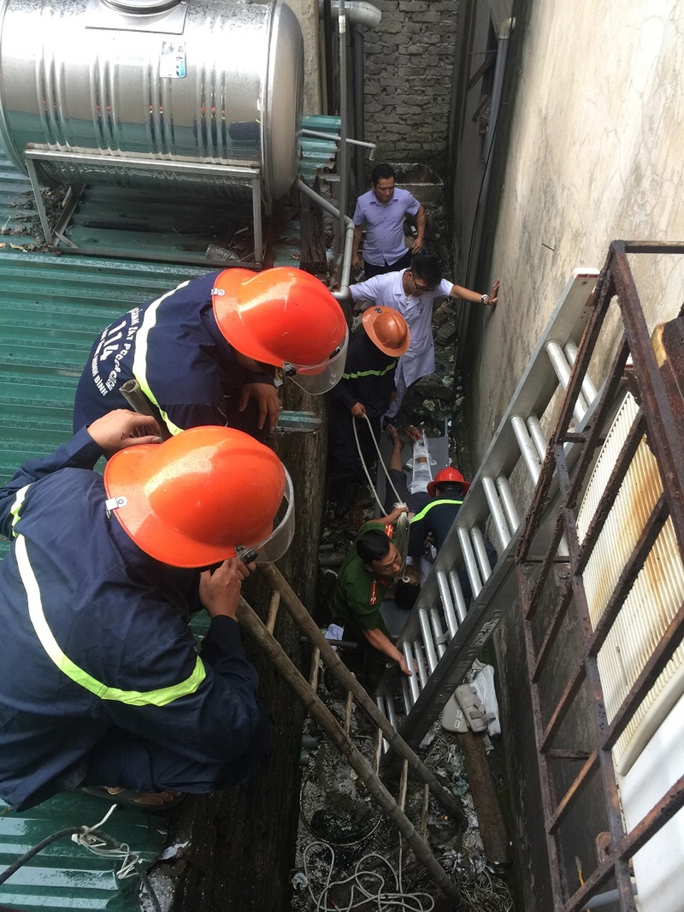 Nhân viên tẩm quất ngã từ tầng 3, mắc kẹt giữa 2 vách tường hẹp - 1 Nhân viên tẩm quất ngã từ tầng 3, mắc kẹt giữa 2 vách tường hẹp - 1