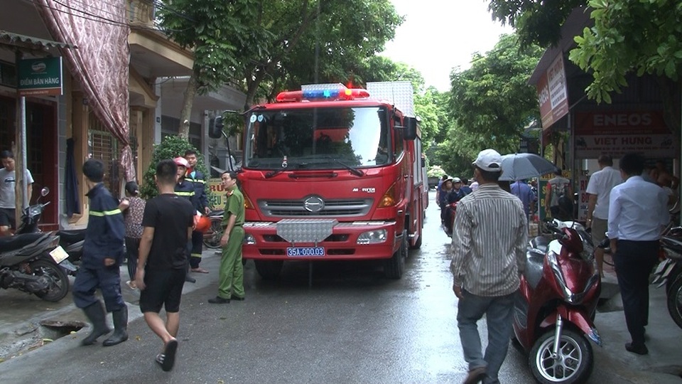 Nhân viên tẩm quất ngã từ tầng 3, mắc kẹt giữa 2 vách tường hẹp - 3 Nhân viên tẩm quất ngã từ tầng 3, mắc kẹt giữa 2 vách tường hẹp - 3