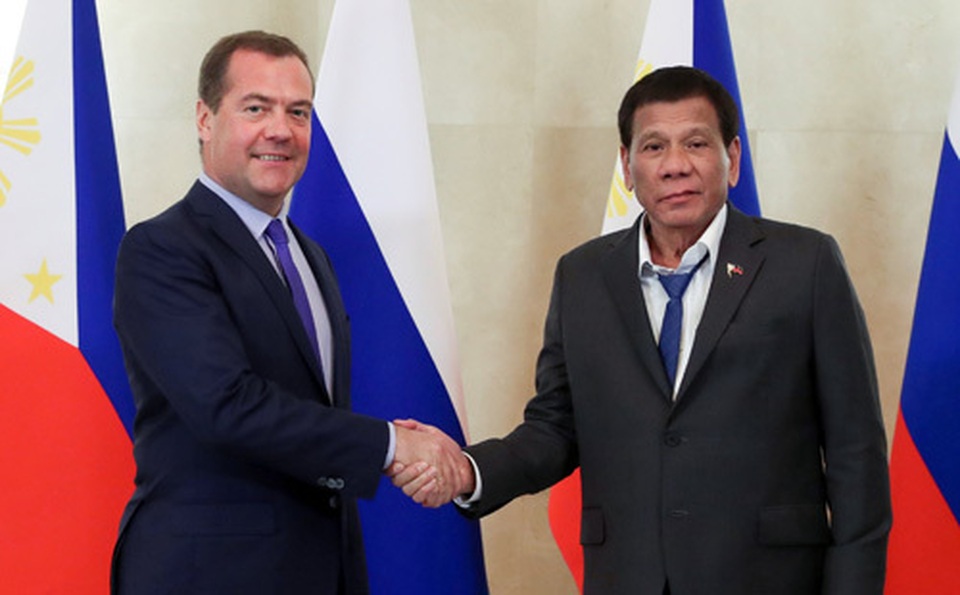 Tổng thống Philippines gây tranh cãi vì mặc đồ “xuề xòa” khi gặp Thủ tướng Nga - 1 Tổng thống Philippines gây tranh cãi vì mặc đồ “xuề xòa” khi gặp Thủ tướng Nga - 1
