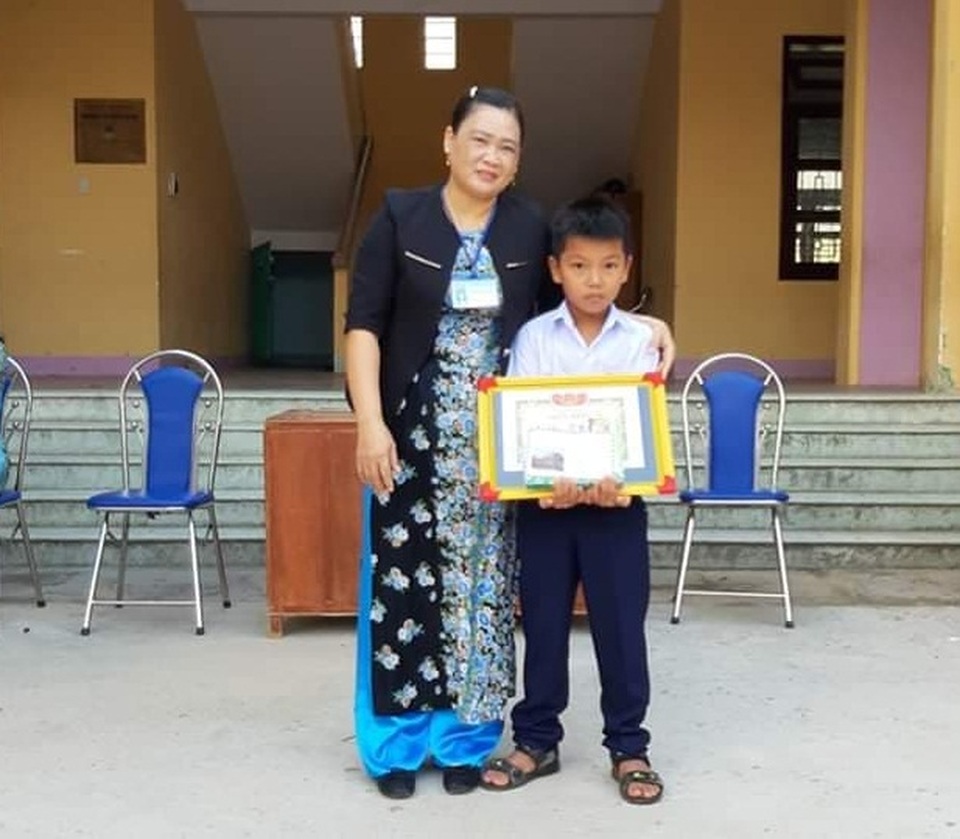 Biểu dương học sinh trả vòng vàng cho người đánh rơi - 1 Biểu dương học sinh trả vòng vàng cho người đánh rơi - 1