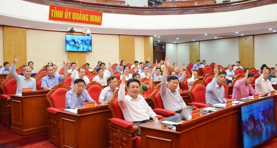 Hạ Long sắp trở thành đô thị loại 1 trực thuộc tỉnh lớn nhất cả nước - 3 Hạ Long sắp trở thành đô thị loại 1 trực thuộc tỉnh lớn nhất cả nước - 3