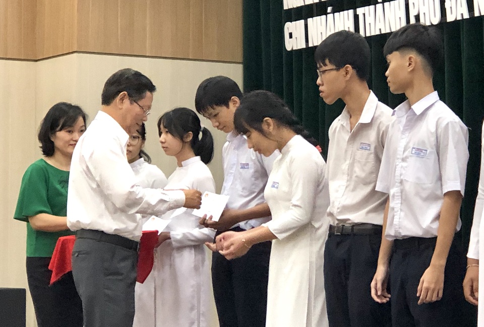 Đà Nẵng: Trao học bổng bảo trợ học sinh vượt khó hiếu học - 2