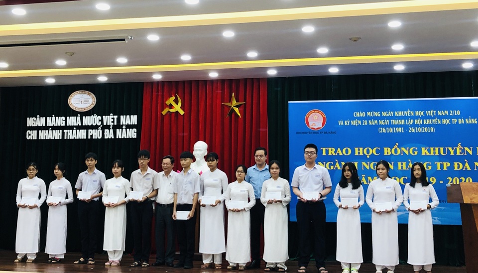 Đà Nẵng: Trao học bổng bảo trợ học sinh vượt khó hiếu học - 1
