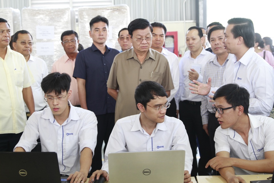Thủ tướng Lào thăm khu công nghệ cao, trang trại trồng rau “thông minh” ở Đà Nẵng - 1 Thủ tướng Lào thăm khu công nghệ cao, trang trại trồng rau “thông minh” ở Đà Nẵng - 1