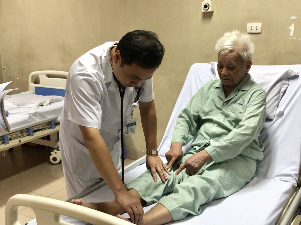 Cứu cánh tay thần chết của người đàn ông Hà Nội - 1 Cứu cánh tay thần chết của người đàn ông Hà Nội - 1