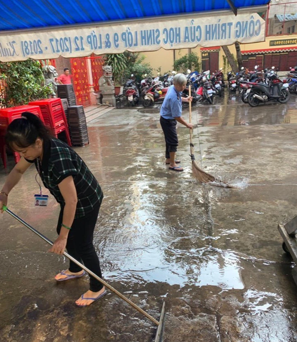 Mưa ngập, học sinh lội bì bõm trong nước đen ngòm giữa sân trường - 3 Mưa ngập, học sinh lội bì bõm trong nước đen ngòm giữa sân trường - 3
