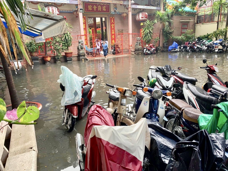 Mưa ngập, học sinh lội bì bõm trong nước đen ngòm giữa sân trường - 2 Mưa ngập, học sinh lội bì bõm trong nước đen ngòm giữa sân trường - 2