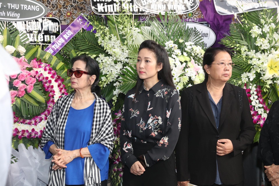 Nghẹn ngào giây phút tiễn biệt NSND Thế Anh về cõi vĩnh hằng - 5 Nghẹn ngào giây phút tiễn biệt NSND Thế Anh về cõi vĩnh hằng - 5
