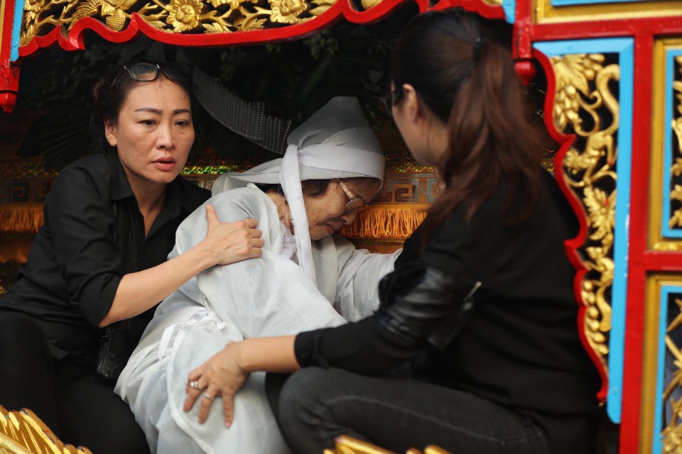 Nghẹn ngào giây phút tiễn biệt NSND Thế Anh về cõi vĩnh hằng - 12 Nghẹn ngào giây phút tiễn biệt NSND Thế Anh về cõi vĩnh hằng - 12