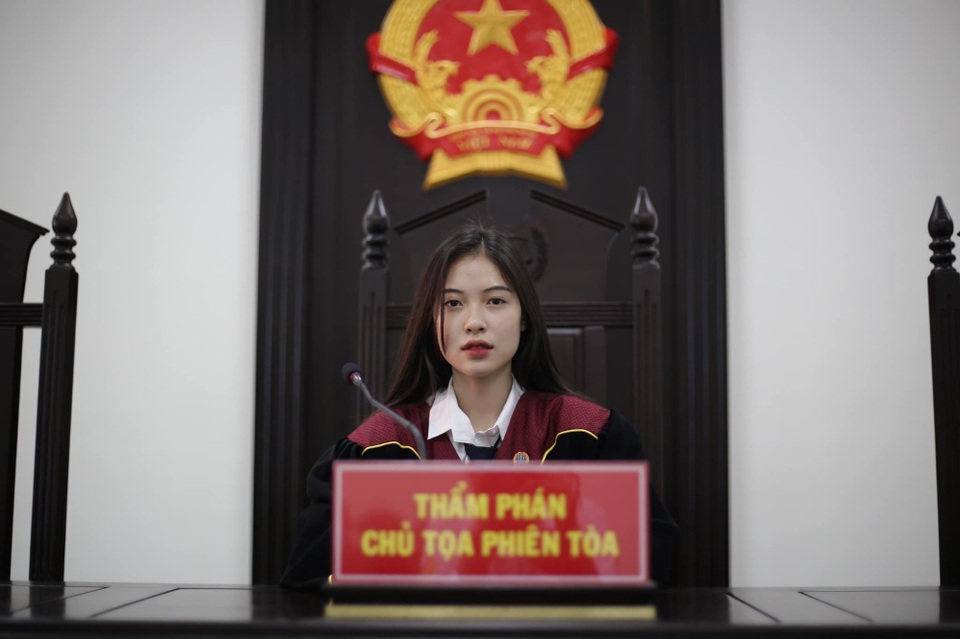Nữ sinh khoác trang phục thẩm phán xinh đẹp và khí chất gây sốt mạng - 1 Nữ sinh khoác trang phục thẩm phán xinh đẹp và khí chất gây sốt mạng - 1