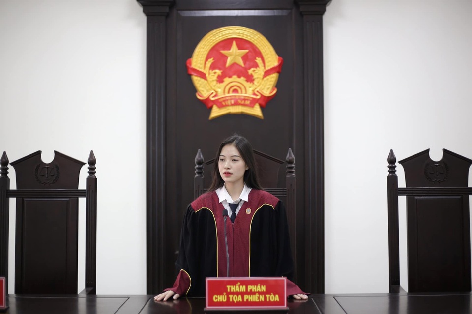 Nữ sinh khoác trang phục thẩm phán xinh đẹp và khí chất gây sốt mạng - 2 Nữ sinh khoác trang phục thẩm phán xinh đẹp và khí chất gây sốt mạng - 2