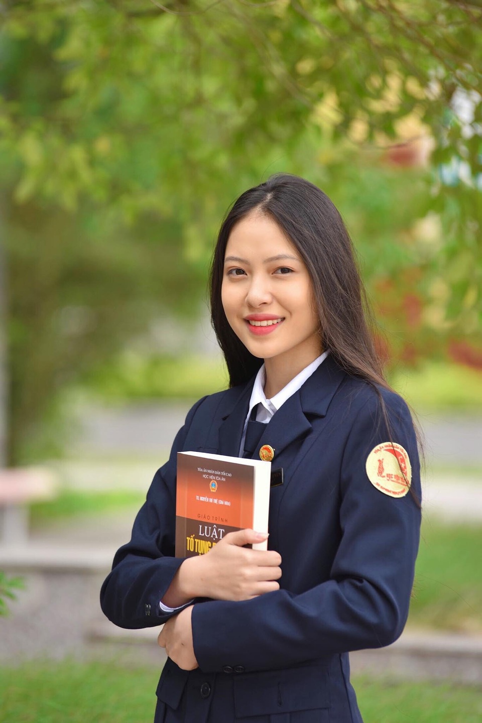Nữ sinh khoác trang phục thẩm phán xinh đẹp và khí chất gây sốt mạng - 5 Nữ sinh khoác trang phục thẩm phán xinh đẹp và khí chất gây sốt mạng - 5