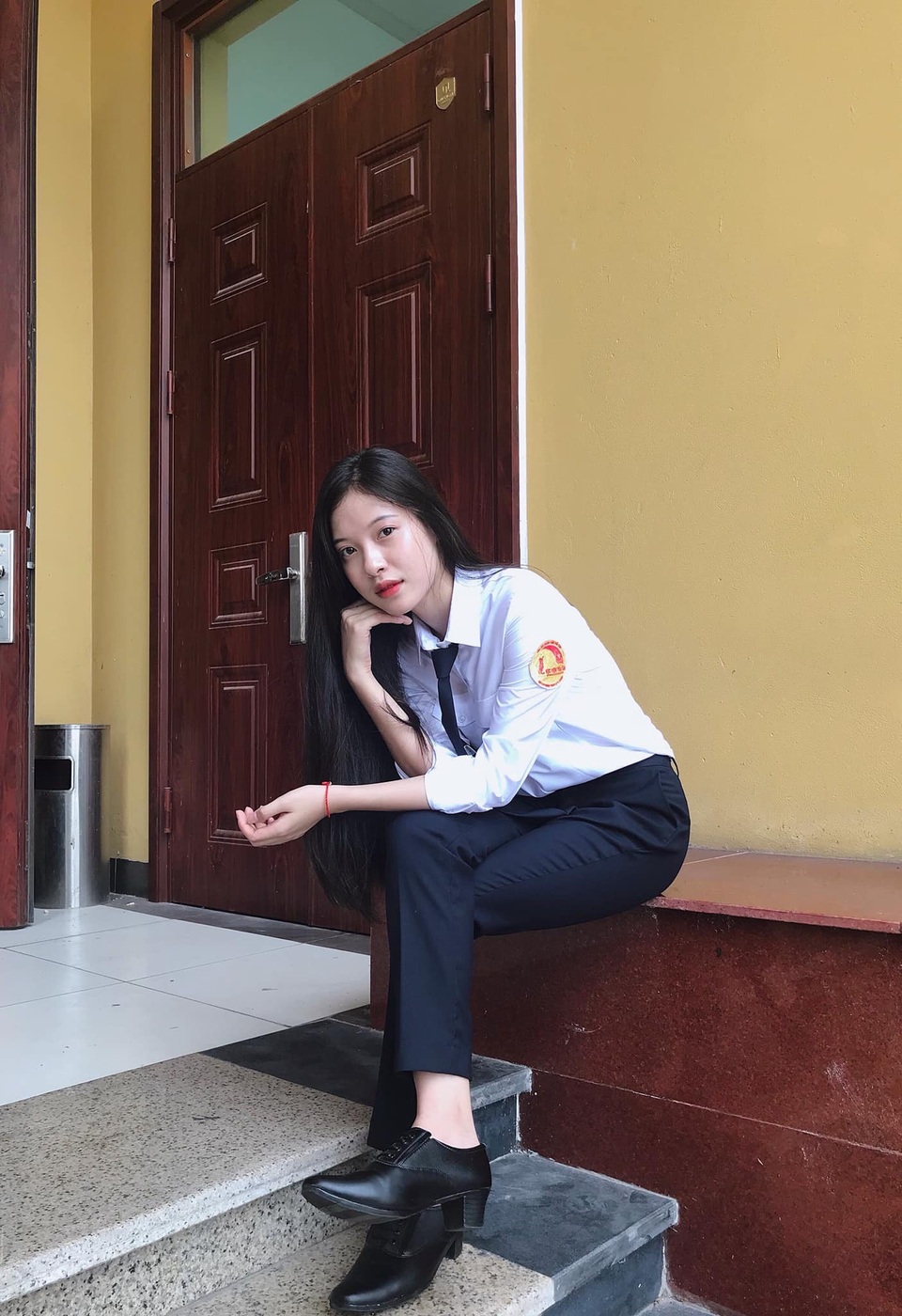 Nữ sinh khoác trang phục thẩm phán xinh đẹp và khí chất gây sốt mạng - 4 Nữ sinh khoác trang phục thẩm phán xinh đẹp và khí chất gây sốt mạng - 4