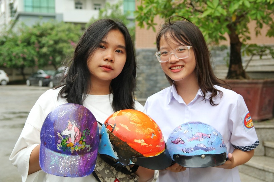 Ý tưởng độc đáo vẽ tranh của hai nữ sinh lớp 8: “Đi đẩu đi đâu, đầu không thiếu mũ” - 1 Ý tưởng độc đáo vẽ tranh của hai nữ sinh lớp 8: “Đi đẩu đi đâu, đầu không thiếu mũ” - 1