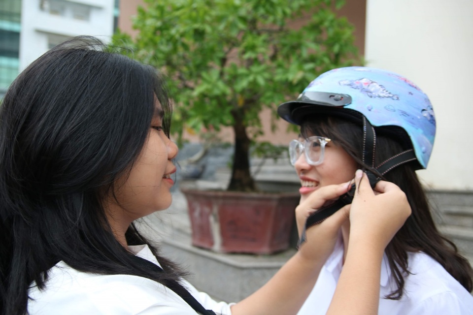 Ý tưởng độc đáo vẽ tranh của hai nữ sinh lớp 8: “Đi đẩu đi đâu, đầu không thiếu mũ” - 2 Ý tưởng độc đáo vẽ tranh của hai nữ sinh lớp 8: “Đi đẩu đi đâu, đầu không thiếu mũ” - 2