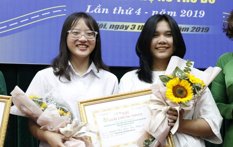Ý tưởng độc đáo vẽ tranh của hai nữ sinh lớp 8: “Đi đẩu đi đâu, đầu không thiếu mũ” - 3 Ý tưởng độc đáo vẽ tranh của hai nữ sinh lớp 8: “Đi đẩu đi đâu, đầu không thiếu mũ” - 3