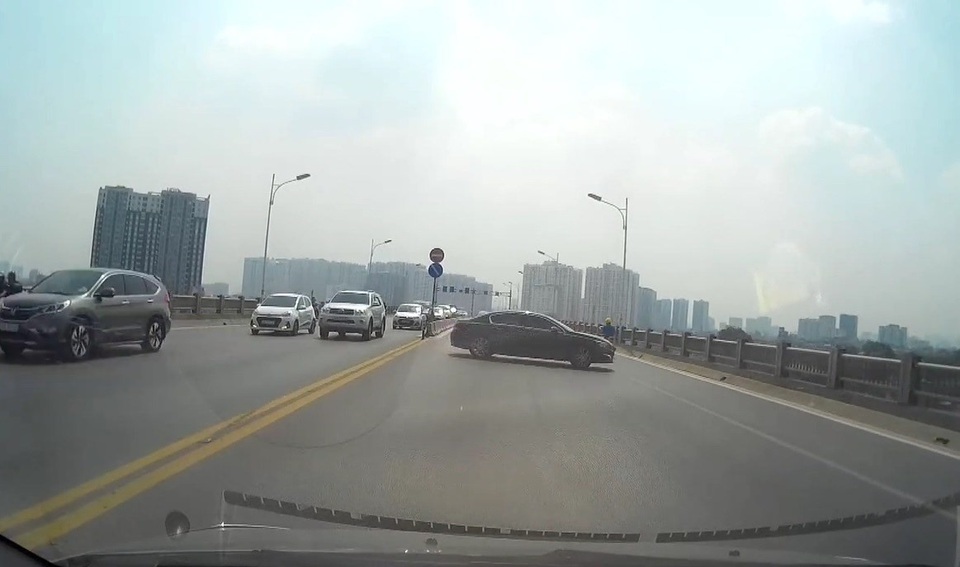 Hà Nội: Xử phạt nữ tài xế quay đầu xe ô tô trên cầu Vĩnh Tuy - 1 Hà Nội: Xử phạt nữ tài xế quay đầu xe ô tô trên cầu Vĩnh Tuy - 1
