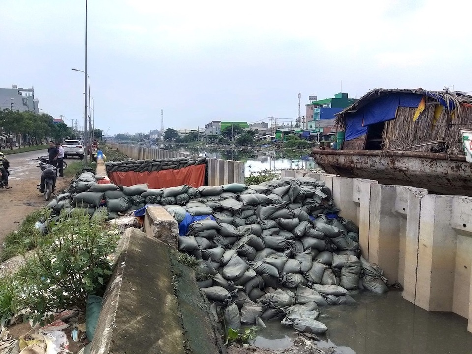 Rung chấn khi ép cọc đã làm sập tường bao, gây ngập nặng ở TPHCM - 2 Rung chấn khi ép cọc đã làm sập tường bao, gây ngập nặng ở TPHCM - 2