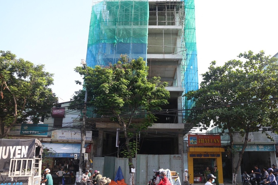 Thanh sắt rơi từ trên cao, xuyên qua hông người đàn ông - 3 Thanh sắt rơi từ trên cao, xuyên qua hông người đàn ông - 3