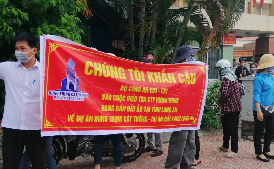 Nhà đầu tư căng băng rôn kêu cứu vì mua đất nhưng không được giao nền - 3 Nhà đầu tư căng băng rôn kêu cứu vì mua đất nhưng không được giao nền - 3