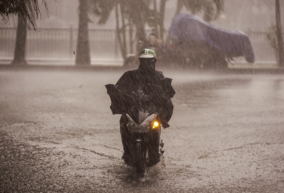 Mưa lớn, gió giật đúng giờ tan tầm, người dân chật vật tìm đường về nhà - 1